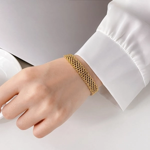 Vintage golden fish scale chain bracelet with geometric square beads for women