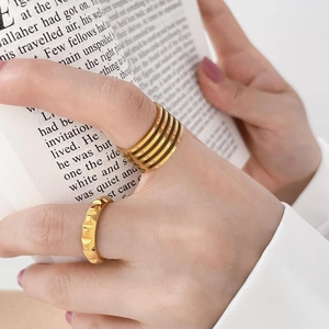 Bague large évidée multicouche dorée et anneau géométrique pour femmes