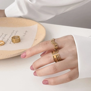 Bague ouverte dorée multicouche ajourée avec motif géométrique à texture carrée