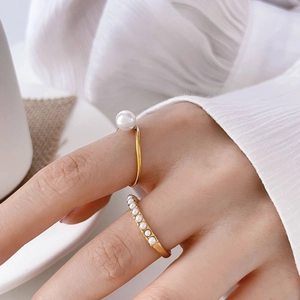 Bague élégante en titane plaqué or 18 carats avec perles blanches sur anneau minimaliste