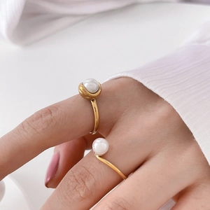 Ensemble de bagues en titane plaqué or 18 carats avec perles blanches, style élégant épuré