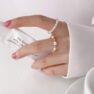 Détails de bagues en perles élégantes avec accents en acier plaqué or 18 carats
