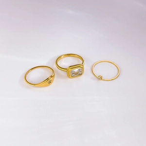 Ensemble de trois bagues en acier titane plaqué or 18K avec zircon carré et diamants
