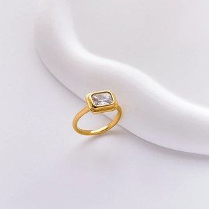 Détail d'une bague plaquée or 18K avec un oxyde de zirconium taille émeraude serti clos