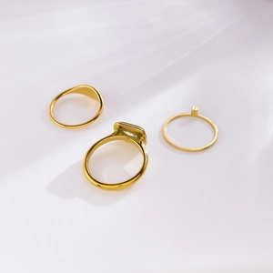 Lot de trois bagues en titane plaqué or 18 carats avec zircon carré et design d'étoile