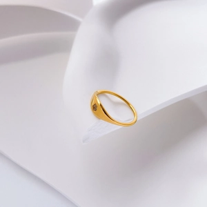 Détail de la monture en étoile plaquée or 18 carats avec zircon sur bague fine