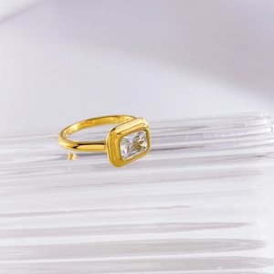 Vue macro d'une bague en titane plaqué or 18 carats avec zircon carré serti clos moderne