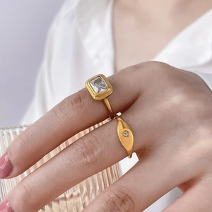 Bague en acier titane plaqué or 18K avec zircon carré et design d'étoile