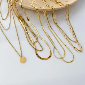 Ensemble de colliers dorés multicouches avec chaîne serpent plate et maillons