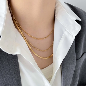 Ensemble de colliers dorés à trois couches avec chaînes Figaro, corde et chevrons