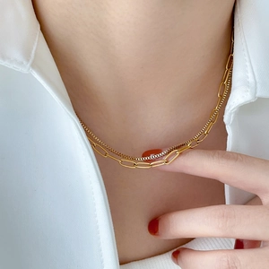 Vue détaillée du collier doré double épaisseur avec trombones et maillons carrés fins