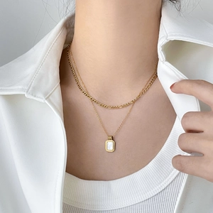 Zweilagige Goldkette mit quadratischem Muschel-Anhänger auf einer schlichten Kette