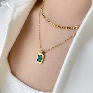 Detail der zwelagigen Goldkette mit Malachit-Anhänger am Model präsentiert
