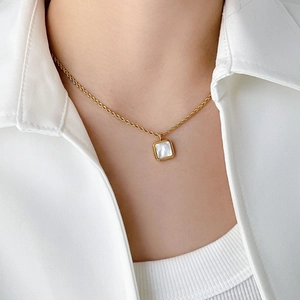 Zweilagige goldene Kordelkette mit einem quadratischen Anhänger aus weißem Perlmutt