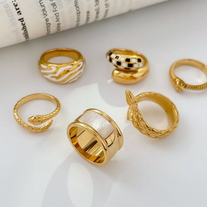 Set de anillos retro dorados con damero, formas de serpiente e incrustaciones de nácar