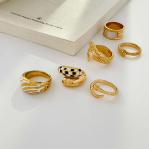 Set de anillos dorados retro con esmalte de ajedrez, forma de serpiente e incrustación