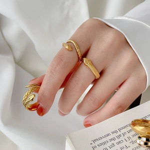 Set de tres anillos de serpiente vintage dorados con escamas detalladas y diseño abierto