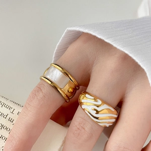 Anillos dorados vintage con incrustación de nácar y patrones de esmalte cebra en modelo
