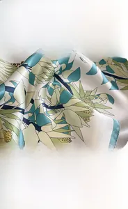 Vue détaillée d'un foulard carré en soie avec couture fine et motif floral élégant