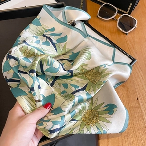 Écharpe élégante en soie aux motifs botaniques vert menthe pour un look féminin chic