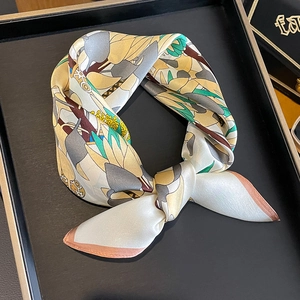 Élégant foulard en soie avec imprimé floral abstrait jaune et gris et bordure rose douce