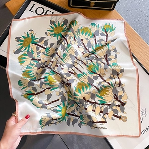 Carré de soie avec imprimé floral de protéa et signature sur magazine de mode luxe