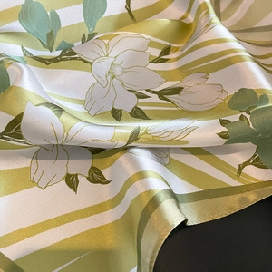 Pañuelo de seda floral con rayas amarillo-verde y suaves pliegues de satén