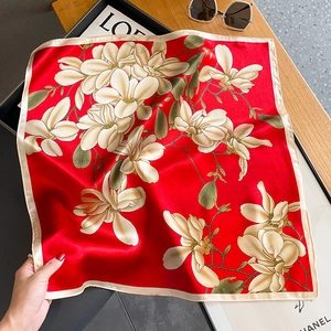 Foulard élégant en soie rouge avec imprimé de fleurs de magnolia sur plateau sombre