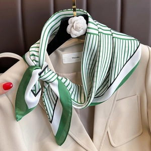 Élégante écharpe en soie à rayures vertes et blanches avec un blazer beige chic