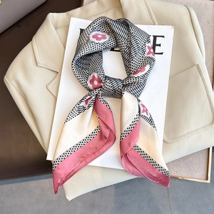 Carré de soie élégant à imprimé floral posé sur un blazer beige sophistiqué