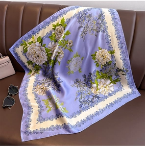 Detailansicht eines Lavendel Seidenschals mit Pfingstrosen-Print auf Leder-Hintergrund
