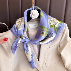 Eleganter lilafarbener Blumen-Viereckschal mit Seidentextur und Barock-Bordüre