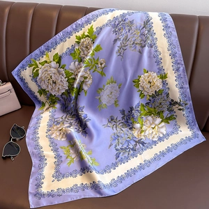 Eleganter lavendelfarbener Seidenschal mit weißem Pfingstrosendruck und blauem Vintage-Rand