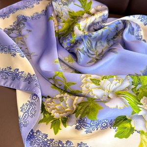 Detailansicht eines Seidenschals mit Blumenmuster und Paisley-Bordüre aus Seide