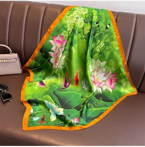 Detail eines Seidenschals mit Lotusblumen, Koi-Fisch-Muster und orangefarbenem Rand