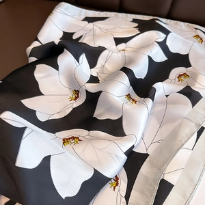 Élégant foulard en soie noire avec imprimé floral de magnolia et éclat de satin