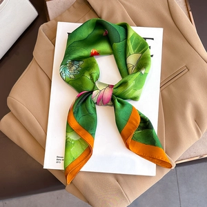 Eleganter Quadratischer Schal KunstSatin Lotus Koi Fisch Druck Halstuch Kopftuch Dekorative Mode Für Damen