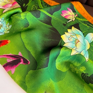 Eleganter Seidenschal mit Lotus- und Koi-Print in lebhaftem Grün und Gelb Tönen