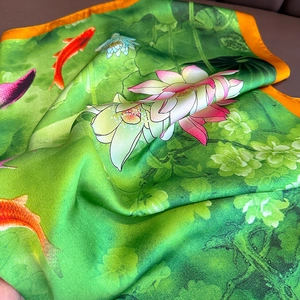 Seidenschal mit Lotus und Koi-Druck und orangefarbenen Satinrändern für Damen