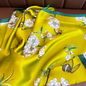 Foulard di seta giallo con stampa di fiori e farfalle e bordi in raso verde scuro