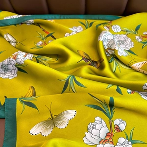 Elegante sciarpa in seta verde senape con stampe floreali e motivi a farfalla