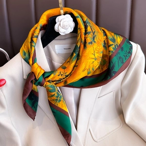 Élégant foulard en soie à fleurs jaune et vert porté avec un blazer beige de style bureau