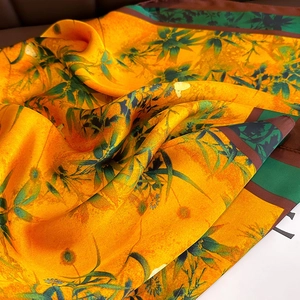 Foulard de mode en soie jaune avec imprimé floral et motif élégant de feuilles de bambou