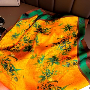 Foulard élégant en soie avec motifs de papillons oranges et feuilles de bambou