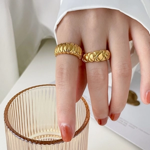 Conjunto de anillos dorados con diseño acolchado y plisado con acabado pulido