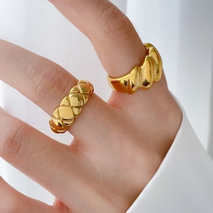 Set de anillos dorados minimalistas con diseño acolchado y banda con textura de ondas