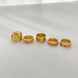Bagues En Acier Titane Plaqué Or Pour Femmes Zircon Coloré Émail Étoile Lune Design Évidé Lettre Imprimée Bijoux Modernes