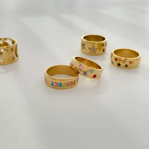 Lot de bagues dorées avec zircons colorés motifs étoile lune et lettrage PERFECT