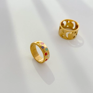 Détail de la bague dorée ajourée lune et étoiles avec étoiles en émail coloré