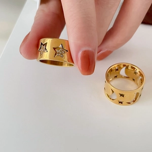 Ensemble de bagues larges dorées avec motifs étoile et lune évidés et zircons